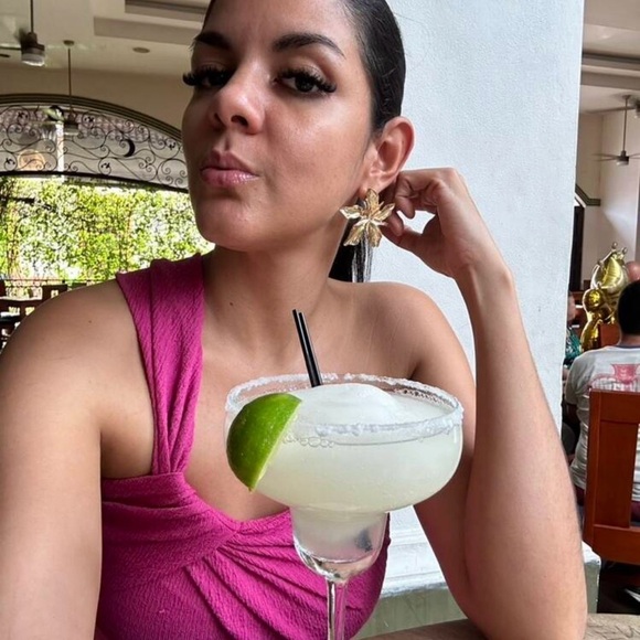 Zara Gold Flower Leaf Metal statement Earrings Jewelry - Picture 3 of 6